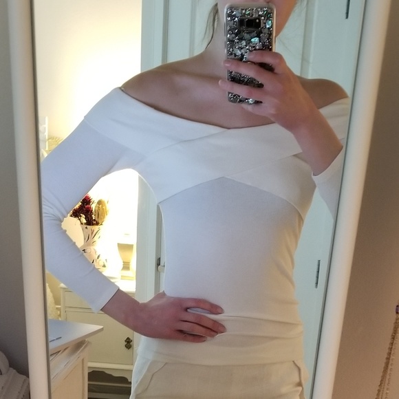 Abercrombie & Fitch Tops - Off the shoulder stretchy long-sleeved shirt